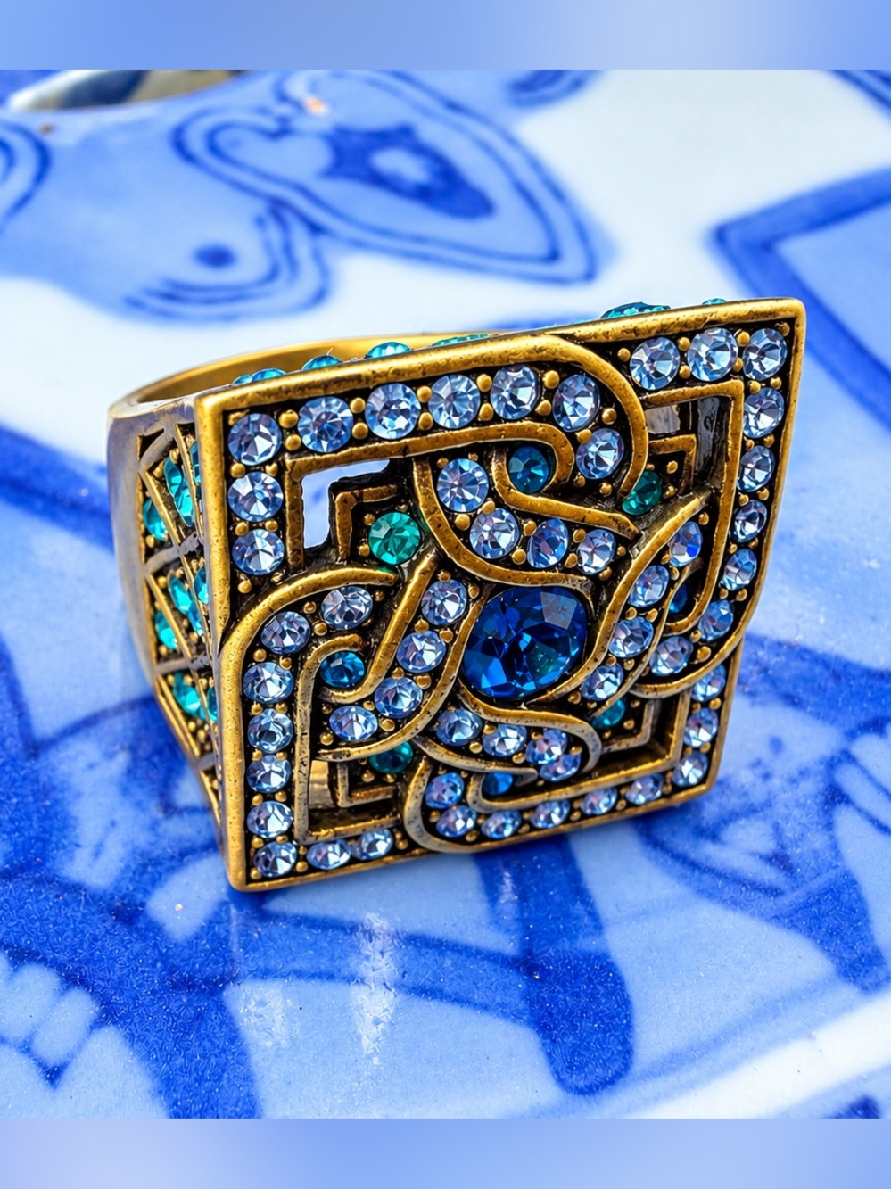 La Vintage by Kathy.
Levine "Serendipity" Shades of Blue Ring,